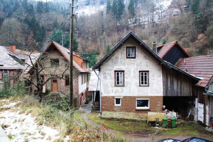 Der Bereich der neudefinierten Elmsteiner Denkmalzone mit den Gebäuden der Mahlmühle, Wappenschmiede und den nunmehr verkauften Häusern aus der Zeit um 1900, ursprünglich durch Jakob Haag erbaut (von links nach rechts, Foto: Benno Münch)