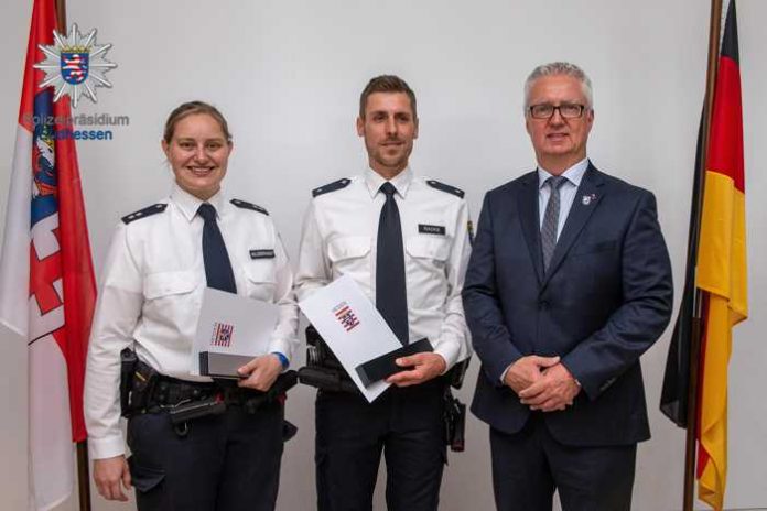 Polizeikommissar B.Radke und Kollegin S.Hildebrandt mit Polizeipräsident B.Lammel