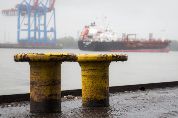 Symbolbild, Hafen, Industriehafen, Hafenbecken, Tanker, Anleger © Thomas B. on Pixabay