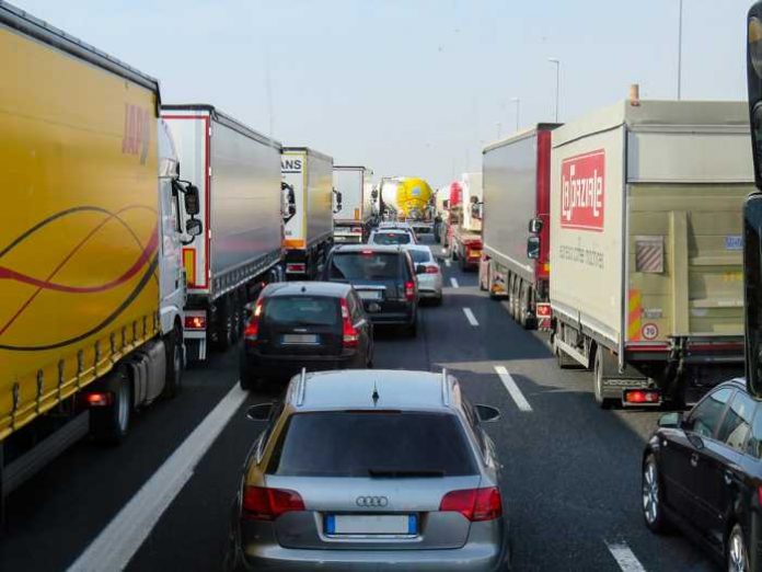 Symbolbild, Unfall, Stau, LKW, Pkw, Rettungsgasse © Gerhard Gellinger on Pixabay