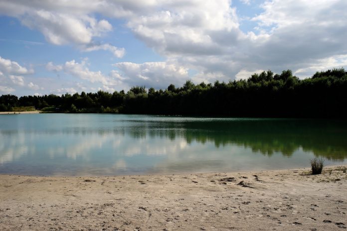 Symbolbild, Wasser, See, Baggersee, Sommer, Schwimmen © on Pixabay.jpg