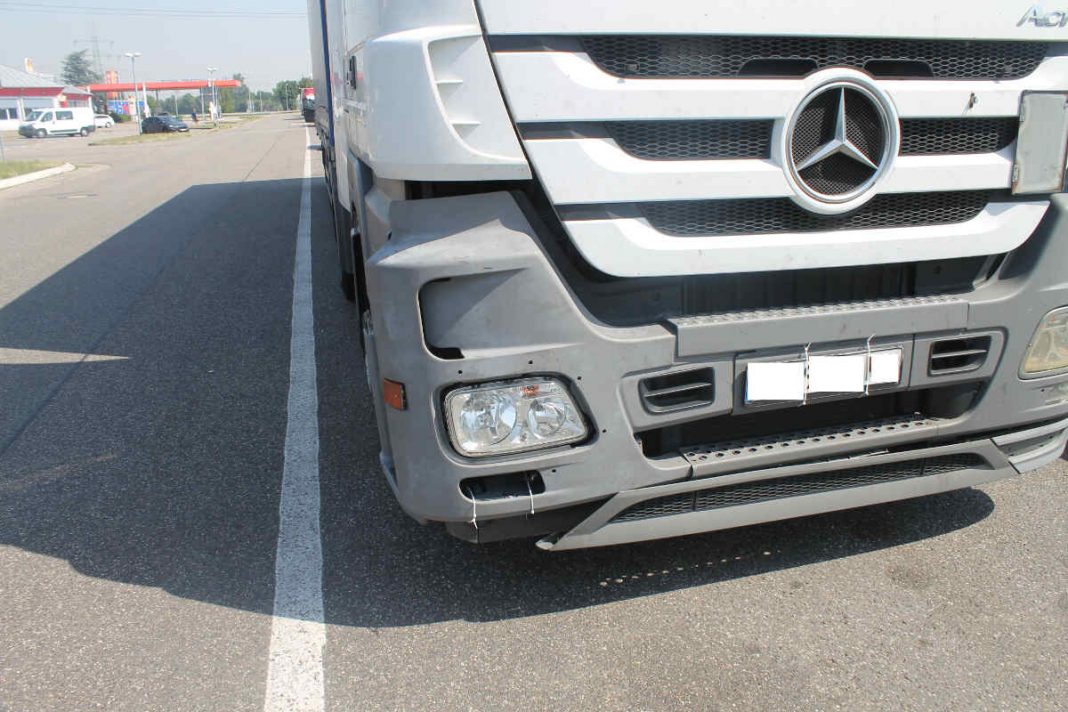 Beschädigung im Bereich der Frontschürze (Foto: Polizei RLP)