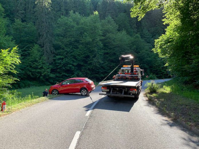 Der PKW wurde aus dem Graben gezogen (Foto: Presseteam der Feuerwehr VG Lambrecht)