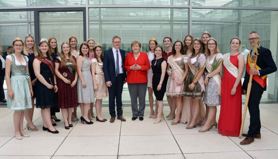 Die Hoheiten zusammen mit Angela Merkel und Thomas Gebhart. (Foto: Achim Melde)