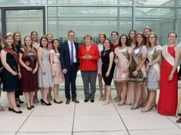 Die Hoheiten zusammen mit Angela Merkel und Thomas Gebhart. (Foto: Achim Melde)