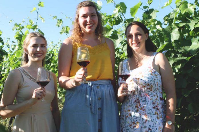 Die drei neuen Majestäten (v.l.): Cheyanne Kristin Frame, Ann-Kathrin Harth und Tina Diels. (Foto: Stadtverwaltung Ingelheim)