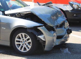 Der vorne stark zerknitterte silberne BMW. (Foto: Polizei RLP)