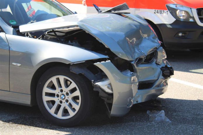 Der vorne stark zerknitterte silberne BMW. (Foto: Polizei RLP)