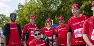 Auch in diesem Jahr startet ein Inklusionslauf beim Baden Marathon. Unter dem Motto "Zu Zweit ein starkes Team" gehen dabei ein Läufer mit und einer ohne Handicap gemeinsam auf die sechs Kilometer lange Schlussetappe der Marathonstrecke. (Foto: Stadt Karlsruhe)