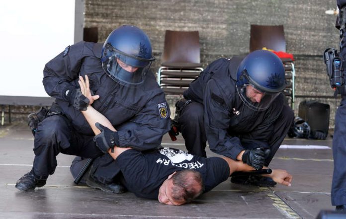 Bundespolizisten bei einer Präsentation (Foto: Reinhard Schnell)