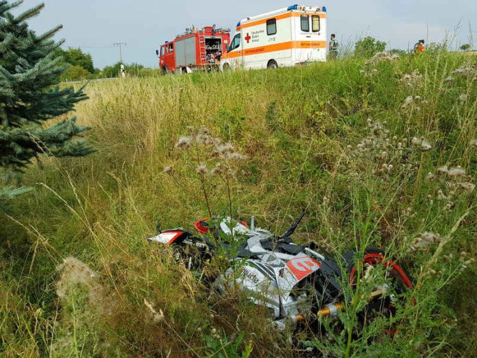 Das Motorrad rutschte weiter in eine Böschung (Foto: Polizei RLP)