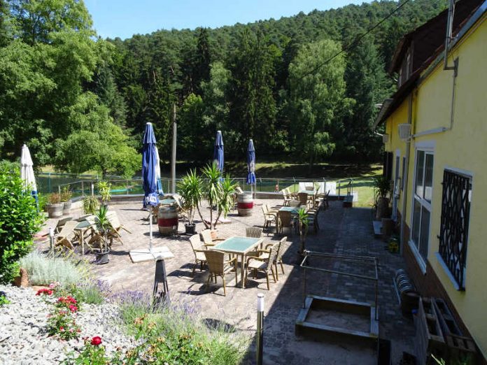 Der Außenbereich der Sportheim-Gaststätte (Foto: Herbert Laubscher)