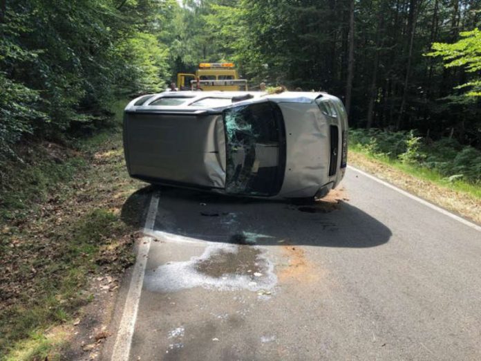 Das Fahrzeug überschlug sich und blieb auf dem Dach liegen (Foto: Presseteam der Feuerwehr VG Lambrecht) Das Fahrzeug überschlug sich und blieb auf dem Dach liegen (Foto: Presseteam der Feuerwehr VG Lambrecht)