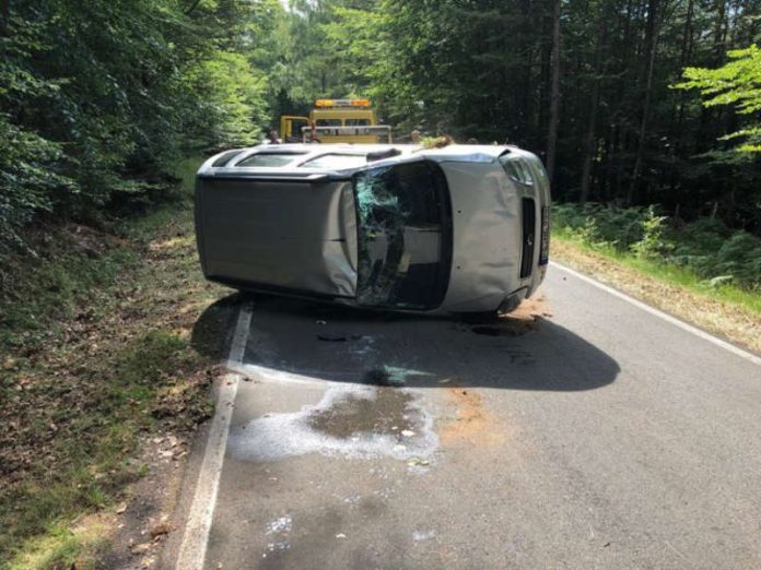 Das Fahrzeug überschlug sich und blieb auf dem Dach liegen (Foto: Presseteam der Feuerwehr VG Lambrecht)