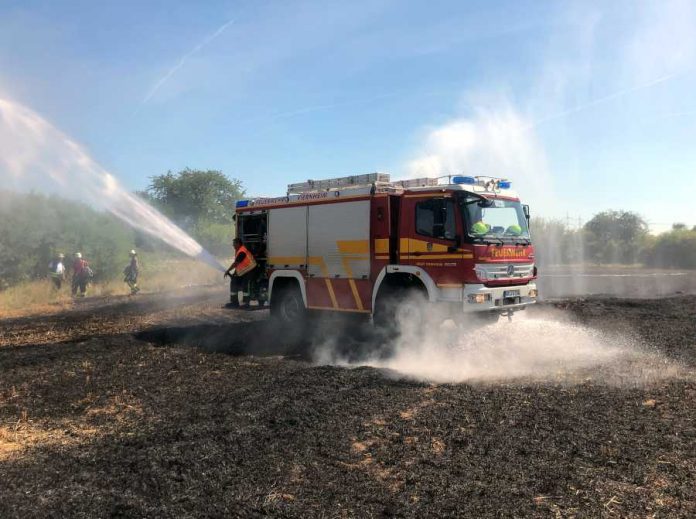 Tanklöschfahrzeug mit speziellen Bodenschutzdüsen der Feuerwehr Viernheim, zur großflächigen Bewässerung auf dem abgebrannten Feld eingesetzt © Feuerwehr Weinheim