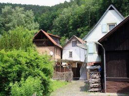 Das Gebäude-Ensemble um die Wappenschmiede (rechts). Fraglich ist derzeit, ob trotz bestehenden Denkmalschutzes die Gebäude links im Bild vom neuen Eigentümer angesichts hoher Instandsetzungskosten erhalten werden können. Jeder Abriss wäre ein herber Einschnitt in das historisch gewachsene Erscheinungsbild der "Teufelsinsel" (Foto: Benno Münch)