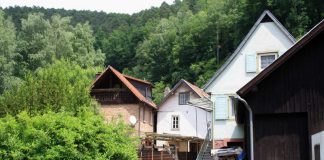 Das Gebäude-Ensemble um die Wappenschmiede (rechts). Fraglich ist derzeit, ob trotz bestehenden Denkmalschutzes die Gebäude links im Bild vom neuen Eigentümer angesichts hoher Instandsetzungskosten erhalten werden können. Jeder Abriss wäre ein herber Einschnitt in das historisch gewachsene Erscheinungsbild der "Teufelsinsel" (Foto: Benno Münch)