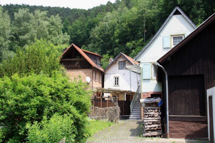 Das Gebäude-Ensemble um die Wappenschmiede (rechts). Fraglich ist derzeit, ob trotz bestehenden Denkmalschutzes die Gebäude links im Bild vom neuen Eigentümer angesichts hoher Instandsetzungskosten erhalten werden können. Jeder Abriss wäre ein herber Einschnitt in das historisch gewachsene Erscheinungsbild der 