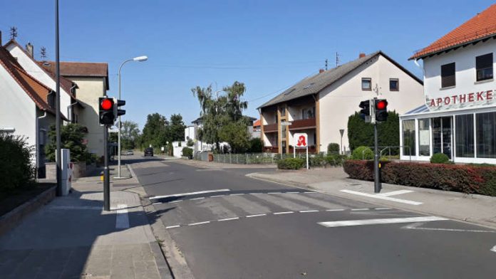 Die neue „Fußgängerampel“ in Lachen-Speyerdorf (Foto: Stadtverwaltung Neustadt) Die neue „Fußgängerampel“ in Lachen-Speyerdorf (Foto: Stadtverwaltung Neustadt)