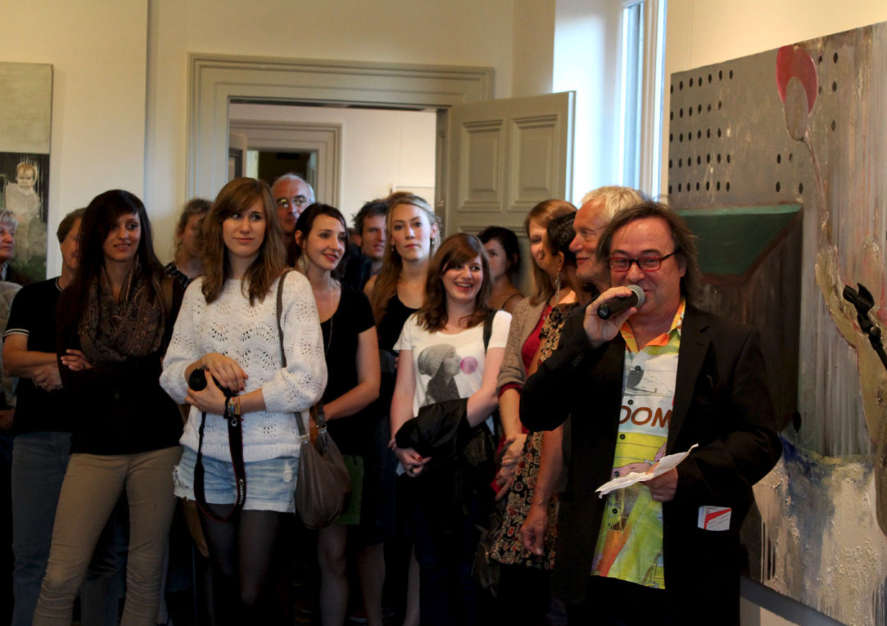 Wolfgang Glass begrüßt unge KünstlerInnen in der Villa Böhm (Foto: Kunstverein Neustadt)