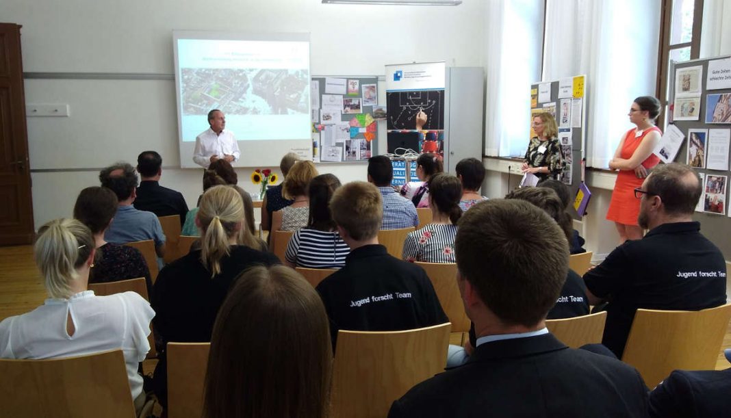 Minister Wolf informiert sich über Bildungsakteure in Neustadt an der Weinstraße. (Foto: Stadtverwaltung Neustadt)