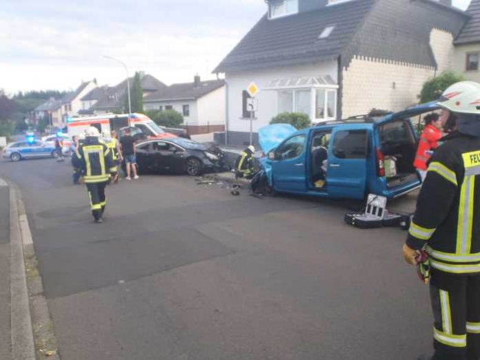 Oberhausen bei Kirn_Verkehrsunfall mit mehreren Verletzten