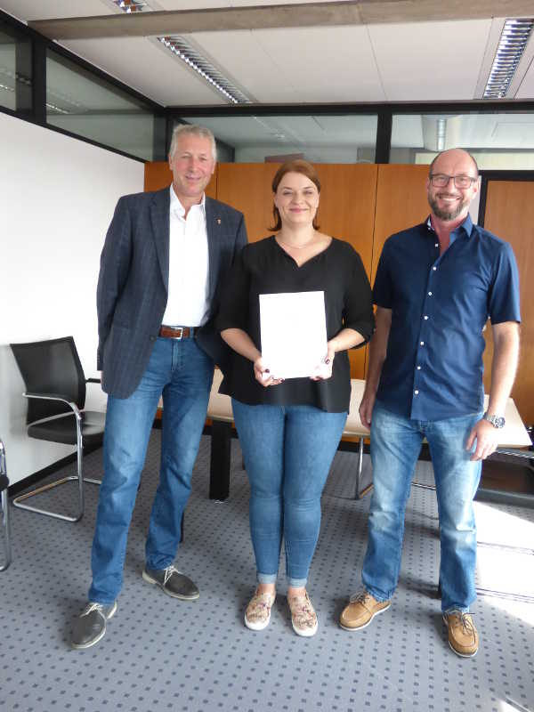 Lisa Tinti bei der Urkundenüberreichung mit Feuerwehrdezernent Peter Kiefer (links) und Werner Schmidt vom Referat Feuerwehr und Katastrophenschutz Credit: Stadt KL Lisa Tinti bei der Urkundenüberreichung mit Feuerwehrdezernent Peter Kiefer (links) und Werner Schmidt vom Referat Feuerwehr und Katastrophenschutz Credit: Stadt KL
