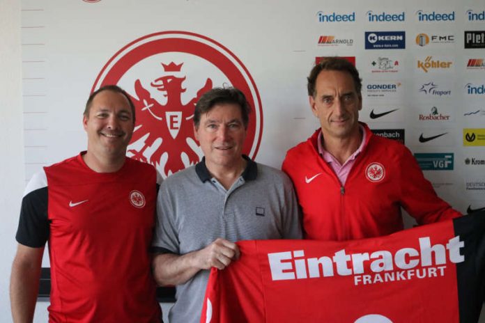 Marcus Daniel (stellvertretender Abteilungsleiter Eishockey), Roger Nicholas und Alexander Hermann (Abteilungsleiter Eishockey) (Foto: Eintracht Frankfurt e.V.)