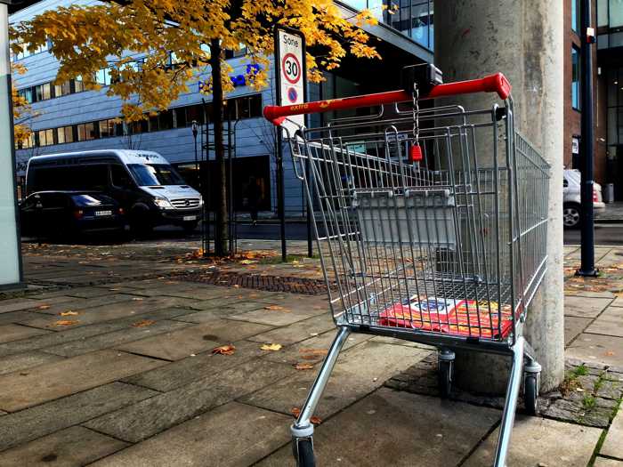 Symbolbild, Einkaufen, Einkaufswagen, Supermarkt, Parkplatz, Discounter © on Pixabay