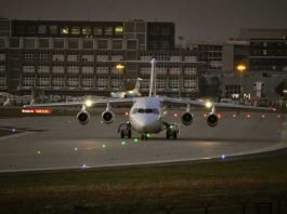 Symbolbild, Flug, Flughafen, Frankfurt, Flugzeug, Startbahn, Dämmerung © Mr_Worker on Pixabay