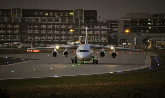 Symbolbild, Flug, Flughafen, Frankfurt, Flugzeug, Startbahn, Dämmerung © Mr_Worker on Pixabay