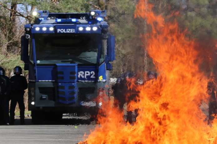 Symbolbild, Polizei, Wasserwerfer, Großeinsatz, Brand, Randale