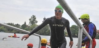 Triathletin beim Ausstieg aus dem Neckar (Foto: PIX-Sportfotos)