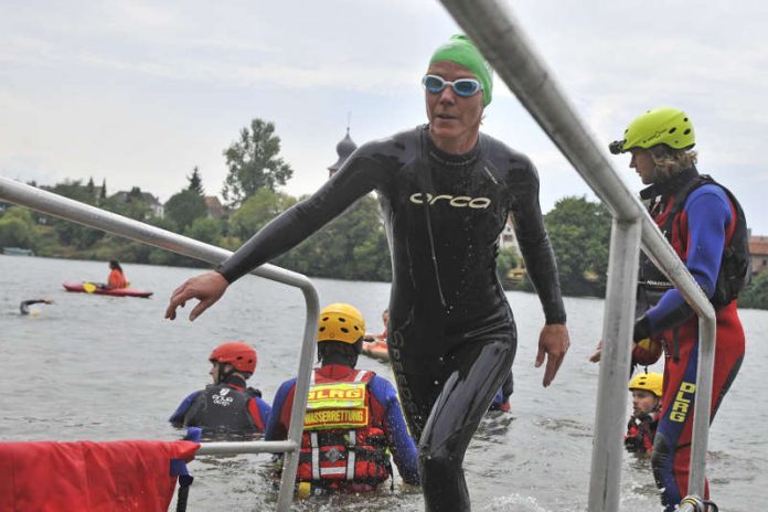 Triathletin beim Ausstieg aus dem Neckar (Foto: PIX-Sportfotos)