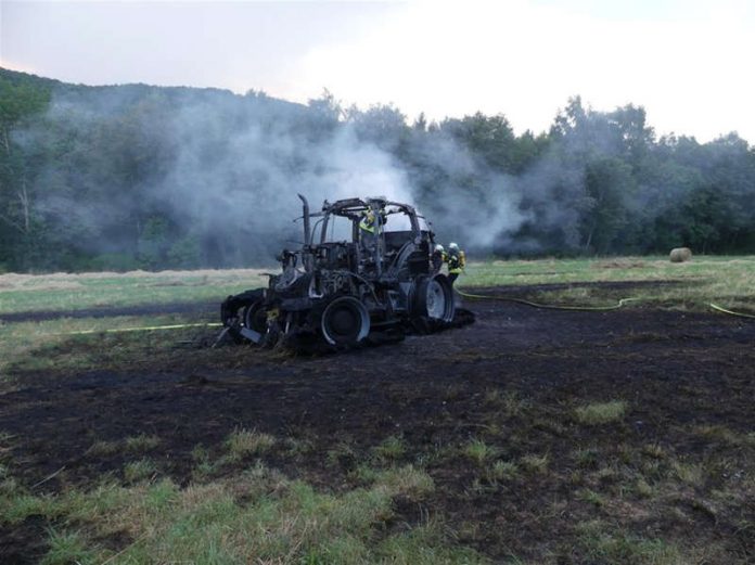 Ausgebrannter Traktor (Foto: Polizei RLP)