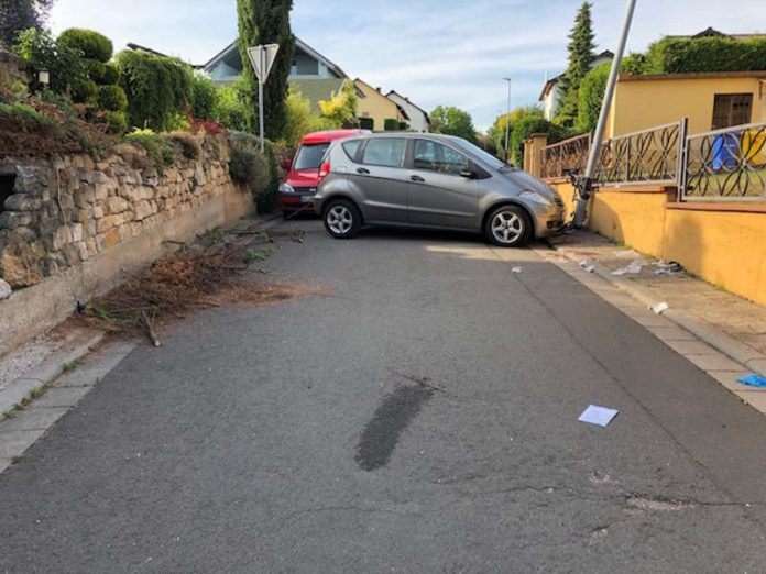 Die Frau wurde zwischen der Fahrzeugfront und einer Straßenlaterne eingeklemmt und verstarb noch an der Unfallstelle (Foto: Polizei RLP)