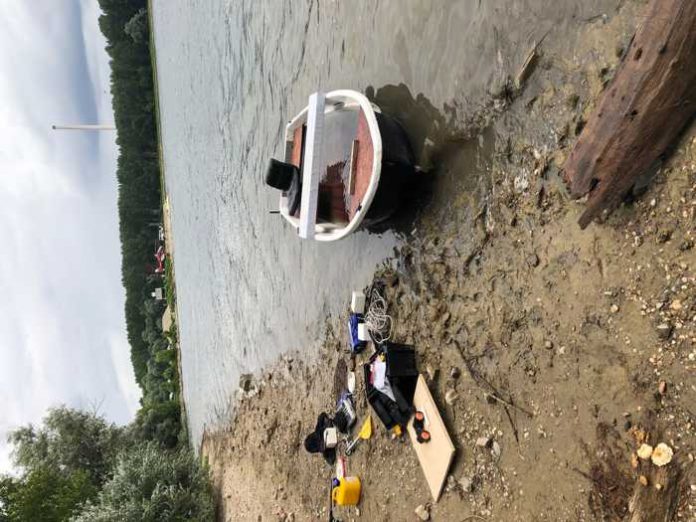 verunglücktes Holzmotorboot