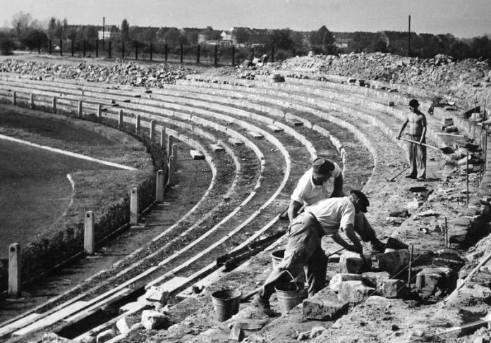 Wiederaufbau des Ludwigshafener Südweststadions 1949. (Foto: Stadtarchiv Ludwigshafen)