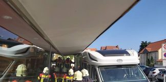 Die Feuerwehr befreite das feststeckende Wohnmobil (Foto: Feuerwehr Haßloch)