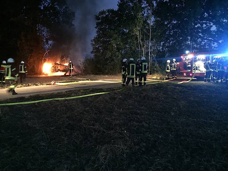 Ein Anhänger und ein Baubüro brannten (Foto: Presseteam der Feuerwehr VG Edenkoben)