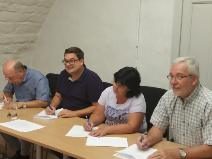 Mitglieder der FWG und SPD bei der Vertragsunterzeichnung (Foto: FWG Lambrecht) Mitglieder der FWG und SPD bei der Vertragsunterzeichnung (Foto: FWG Lambrecht)