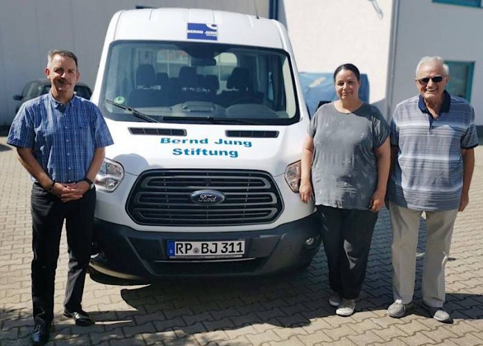 Bernd-Jung-Stiftung Geschäftsführer Harald Stark, Carolyn de Giorgi (Geschäftsführerin Benerius GmbH) und Vorstandsvorsitzender Bernd Jung mit dem neuen Bus der Stiftung (Foto: Bernd-Jung-Stiftung)