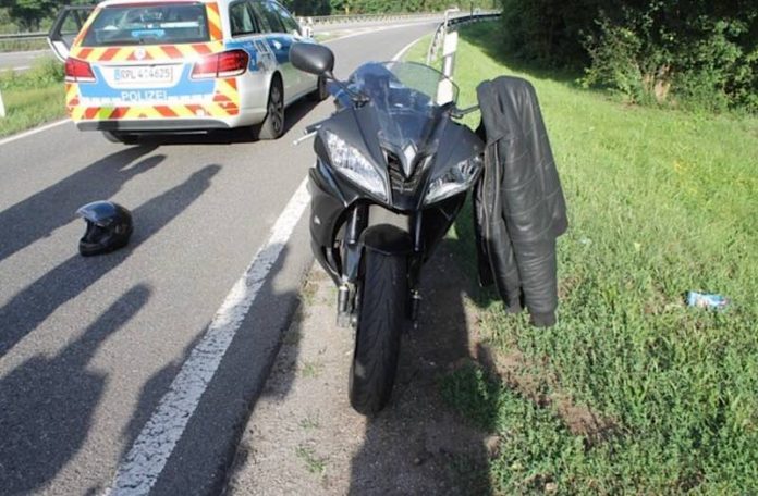 Der Motorradfahrer konnte schließlich festgestellt und auf dem Parkplatz Birkenschlag kontrolliert werden. (Foto: Polizei RLP)