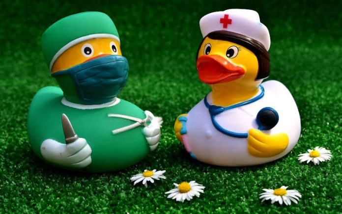 Arzt und Krankenschwester (Foto: Pixabay)