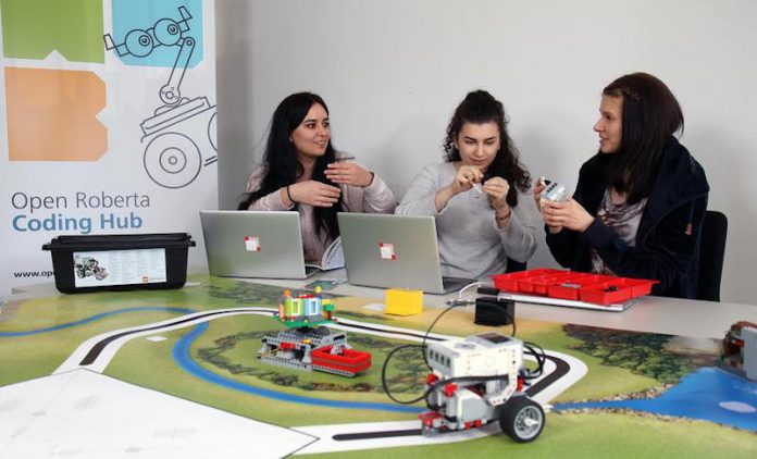 Bei Coding Girls lernen Schülerinnen gemeinsam das Programmieren. (Foto: Koziel/TUK)