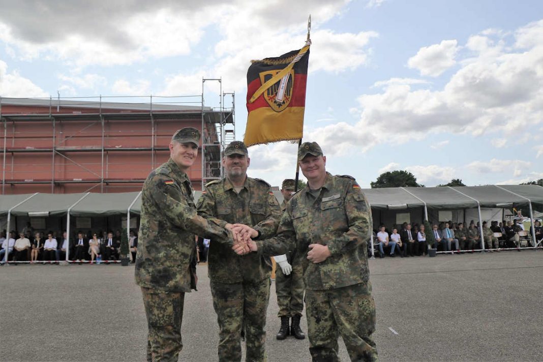 Bekräftigung der Übergabe mit Handschlag (Foto: Bundeswehr/Frank Wiedemann)