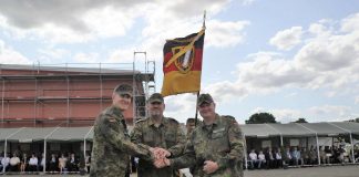 Bekräftigung der Übergabe mit Handschlag (Foto: Bundeswehr/Frank Wiedemann)