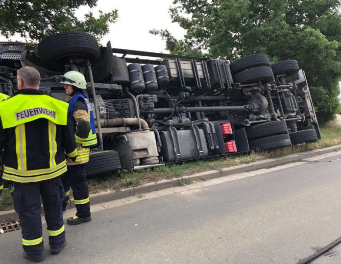 Der umgekippte LKW (Foto: Helmut Dell)