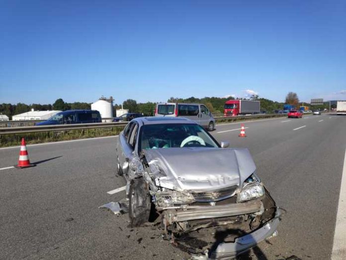 Die Fahrerin dieses Honda Accord fuhr auf das Pannenfahrzeug auf