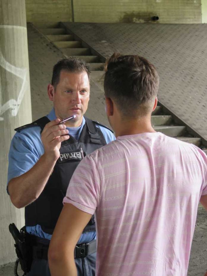 Drogenkontrolle_Mit einem Pupillenreaktionstest überprüft dieser Polizist die Fahrtüchtigkeit eines Autofahrers Drogenkontrolle_Mit einem Pupillenreaktionstest überprüft dieser Polizist die Fahrtüchtigkeit eines Autofahrers